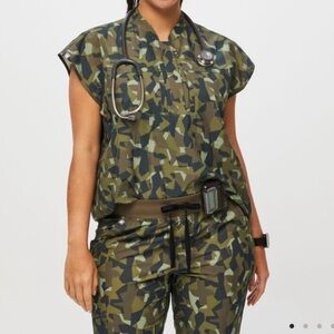 Figs NWT FreeX Martini Olive Camo Scrub Set. XS top / S bottoms